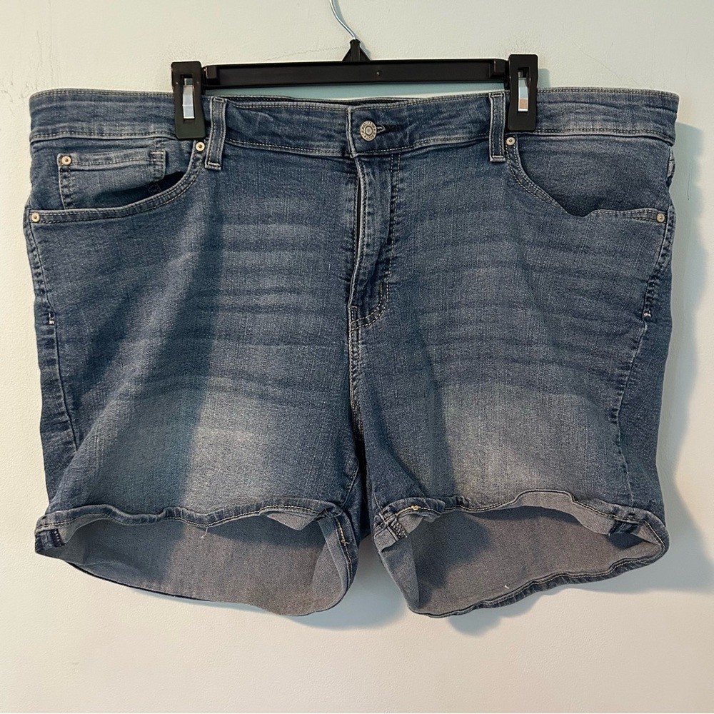 Signature by Levi’s Light Blue Mid-Rise Jean Shorts Size 22
